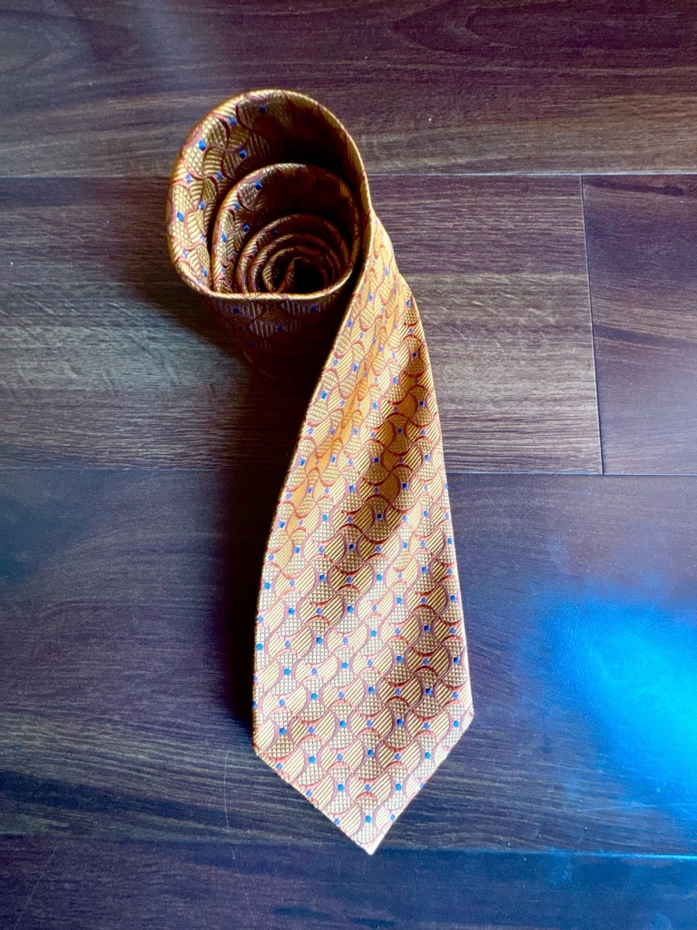 JOS A. BANK 100% Silk Gold Geometric Pattern Tie - Classic Formal Accessory